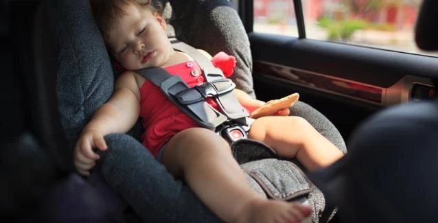 Καύσωνας: Προσοχή στα παιδιά που μένουν στο αυτοκίνητο – Σε πόση ώρα «βράζει» η καμπίνα